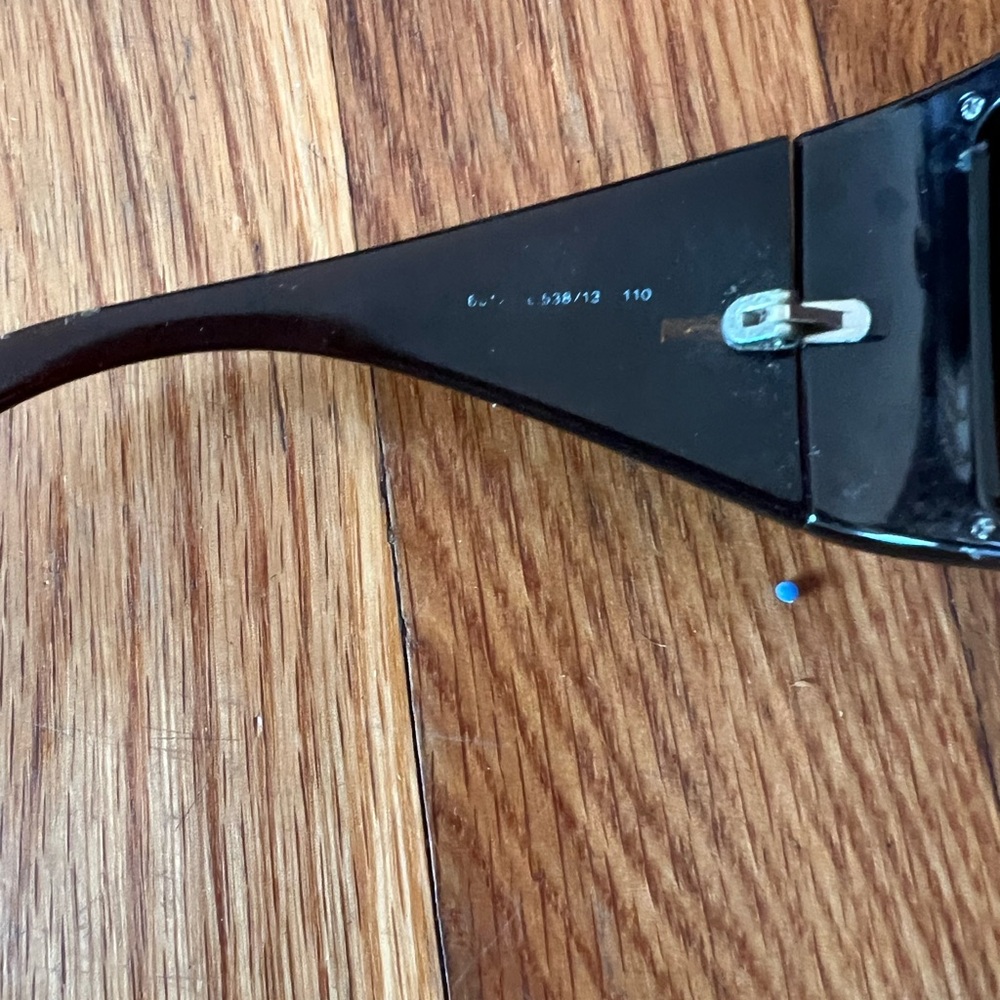 CHANEL Black Sunglasses with Quilted Case - Picture 4 of 7